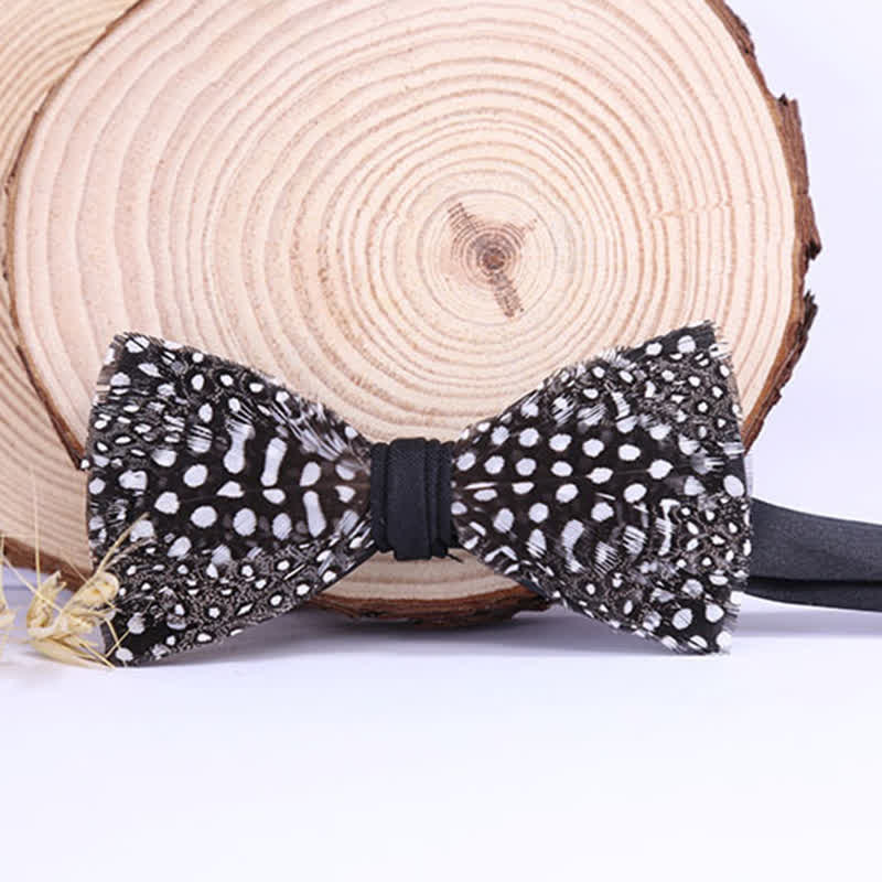 Papillon con piume a pois bianchi e neri con spilla da bavero - image 1