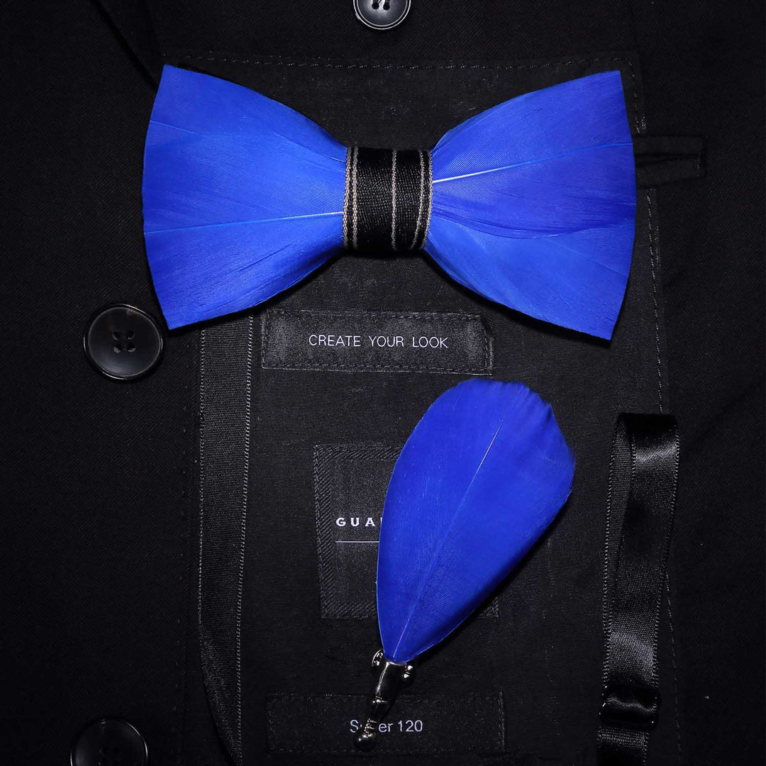 Papillon con piume mature blu tinta unita con spilla da bavero - Blu - image 0