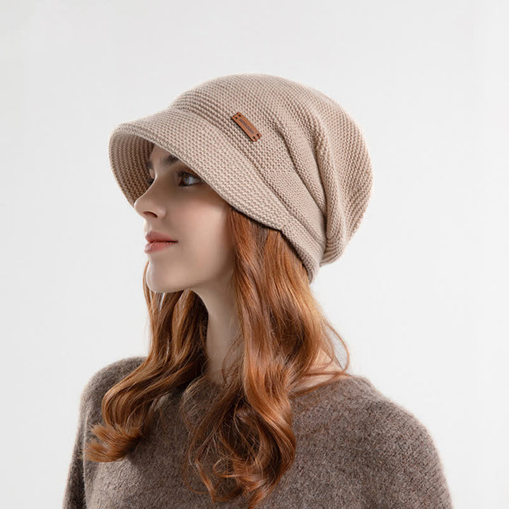 Cappello da donna lavorato a maglia con tesa larga e toppa a forma di lettera - image 0