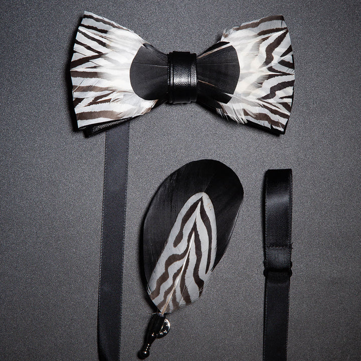 Papillon con piume di zebra bianco e nero con spilla da bavero - Bianco e nero - image 0