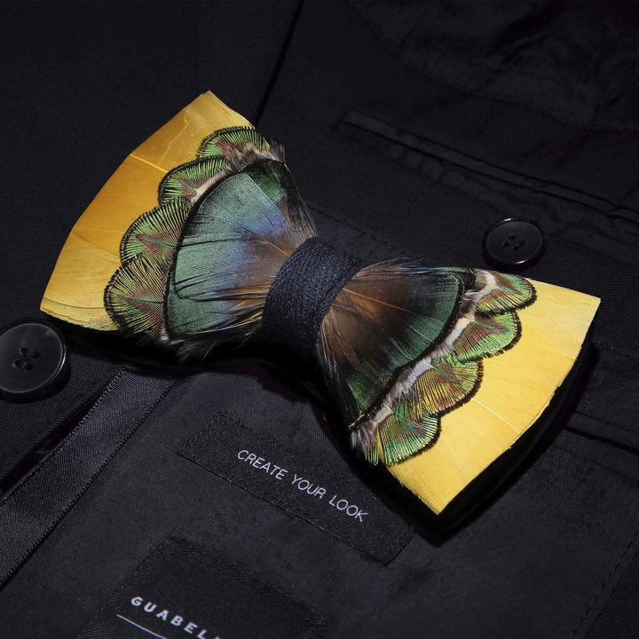 Papillon con piume di pavone giallo brillante e verde con spilla da bavero - image 1