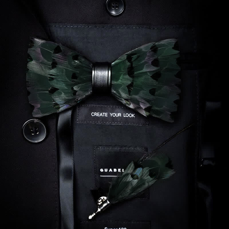 Papillon con piuma di coda di fringuello verde scuro e spilla da bavero - Verde scuro - image 0
