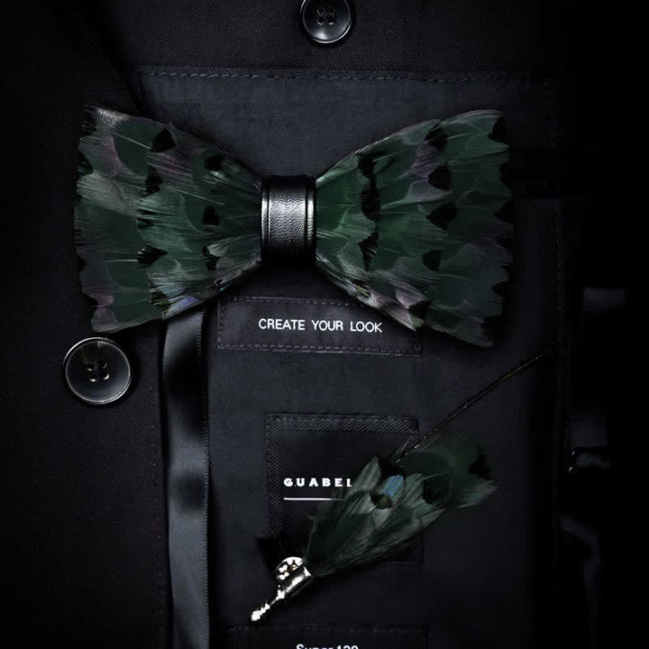 Papillon con piuma di coda di fringuello verde scuro e spilla da bavero - Verde scuro - image 0