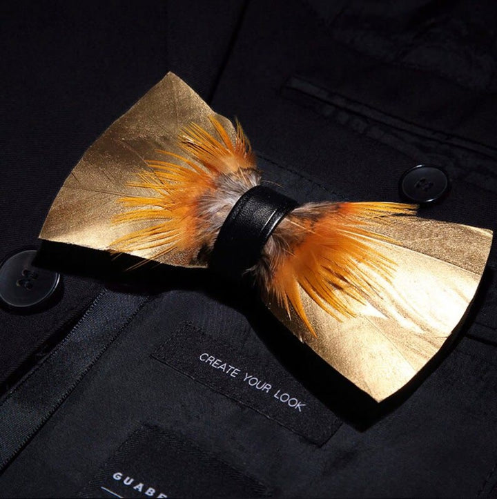 Papillon con piume color oro e tabacco per bambini con spilla da bavero - image 1