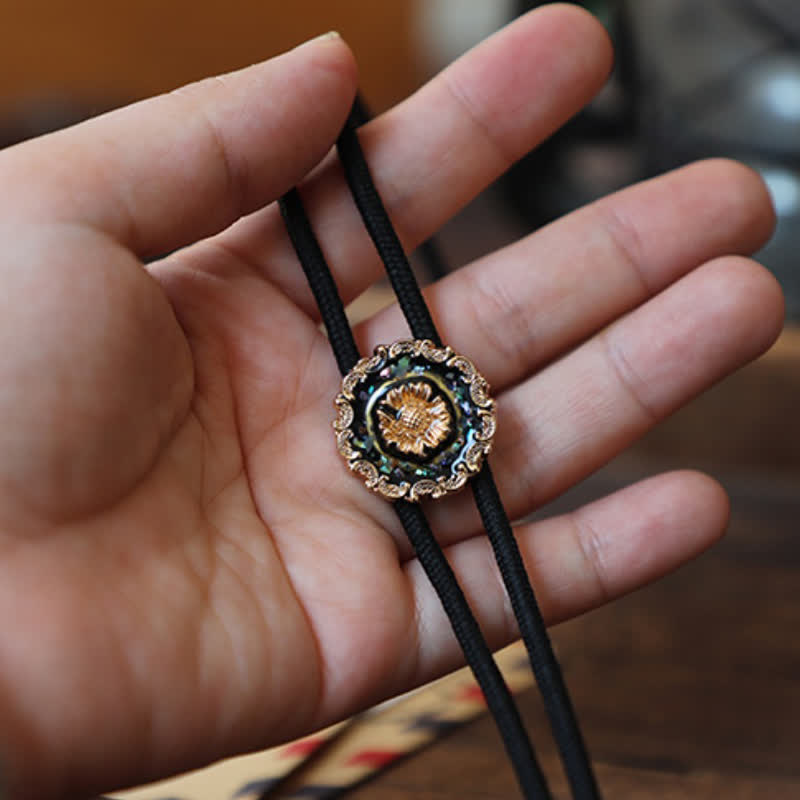 Cravatta Bolo con Girasole in Stile Vintage e Dettagli in Oro - image 7