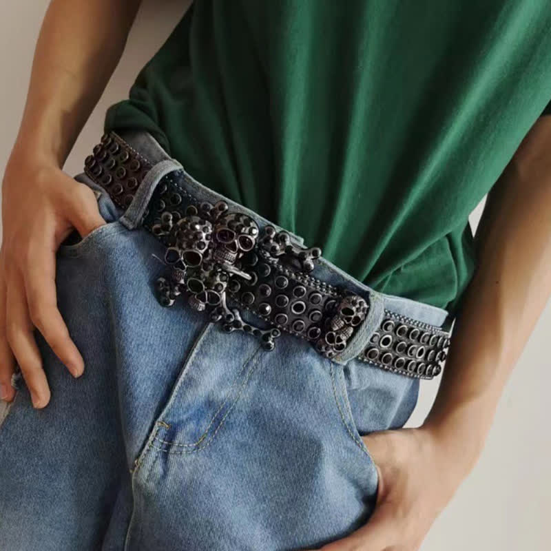 Cintura in pelle con fibbia a forma di teschio nero e borchie di strass - image 1