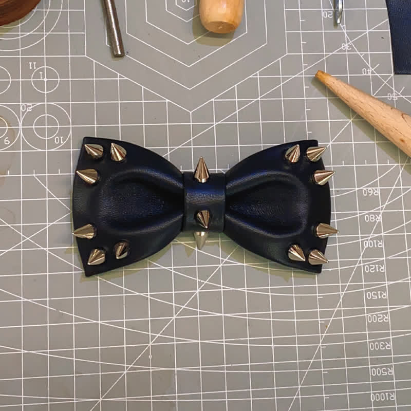 Papillon da uomo in pelle con rivetti neri e punte - image 1