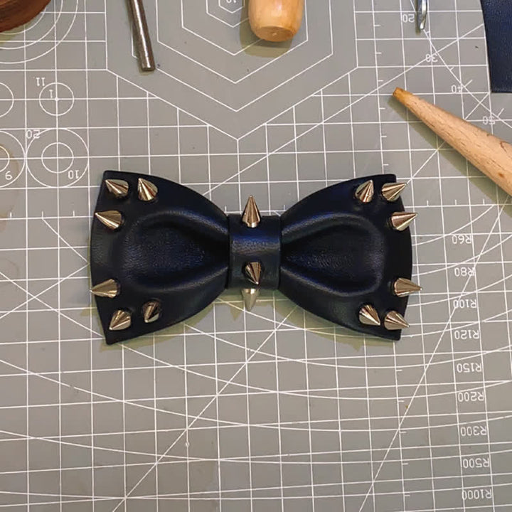 Papillon da uomo in pelle con rivetti neri e punte - image 1