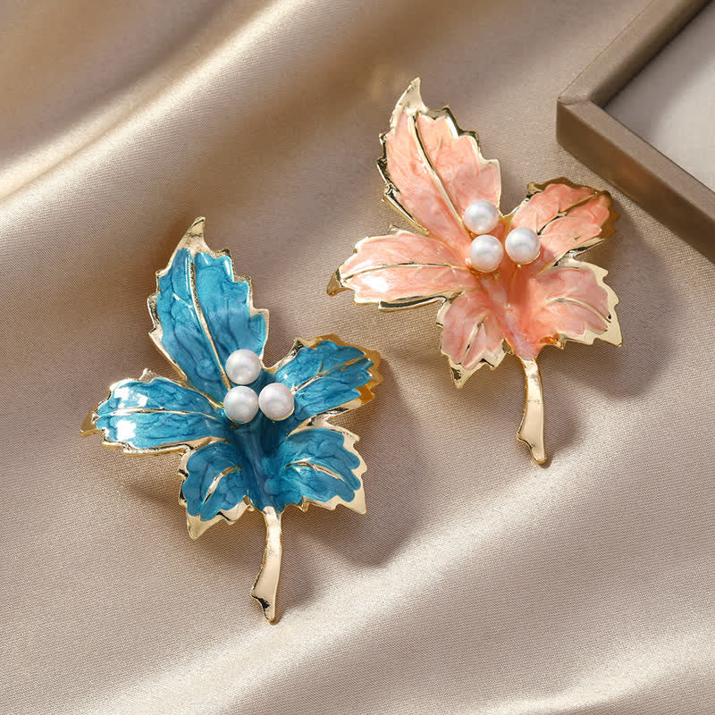Spilla da donna con foglia d'acero in perle finte - image 1