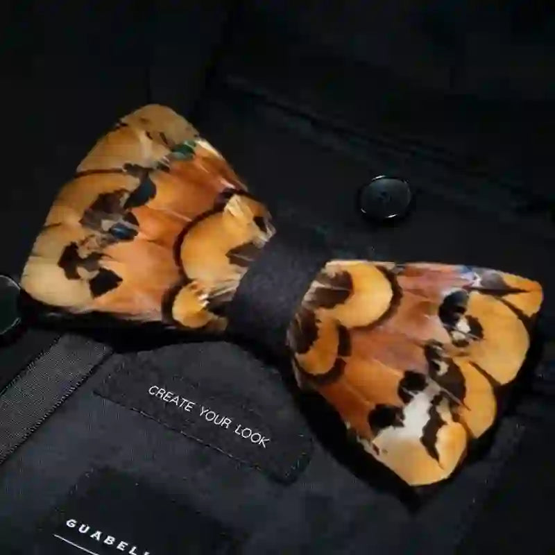 Papillon con piume di fagiano beige e oro per bambini con spilla da bavero - image 1