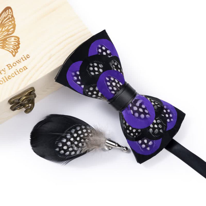 Elegante papillon con piume viola e spilla da bavero - Stile n. 1 - image 1