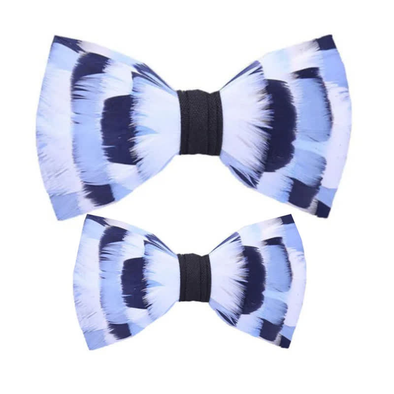 Papillon a scacchi blu e bianco con piume e spilla da bavero - Set Genitore-Figlio - image 6
