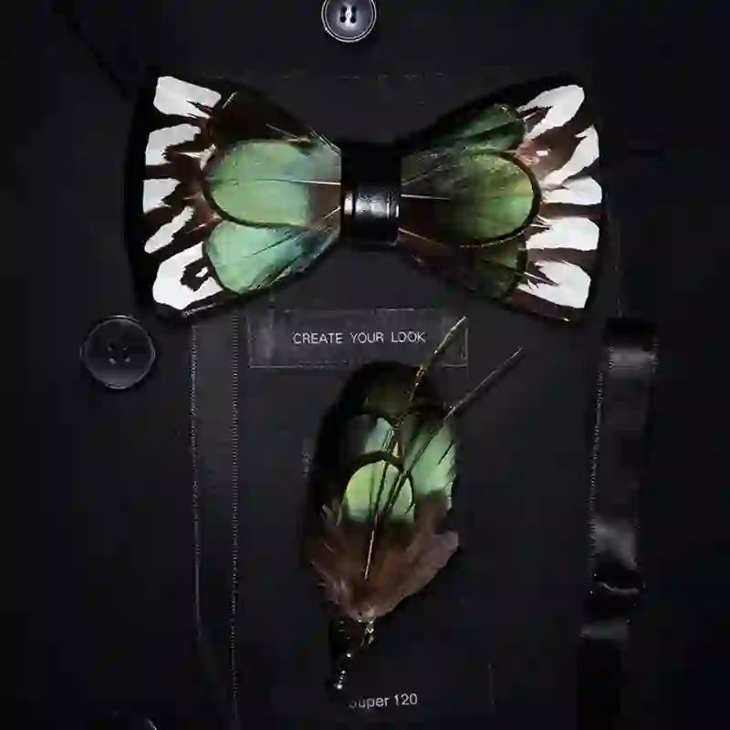 Papillon con piume verde foresta e bianco con spilla da bavero - Adulto - image 0