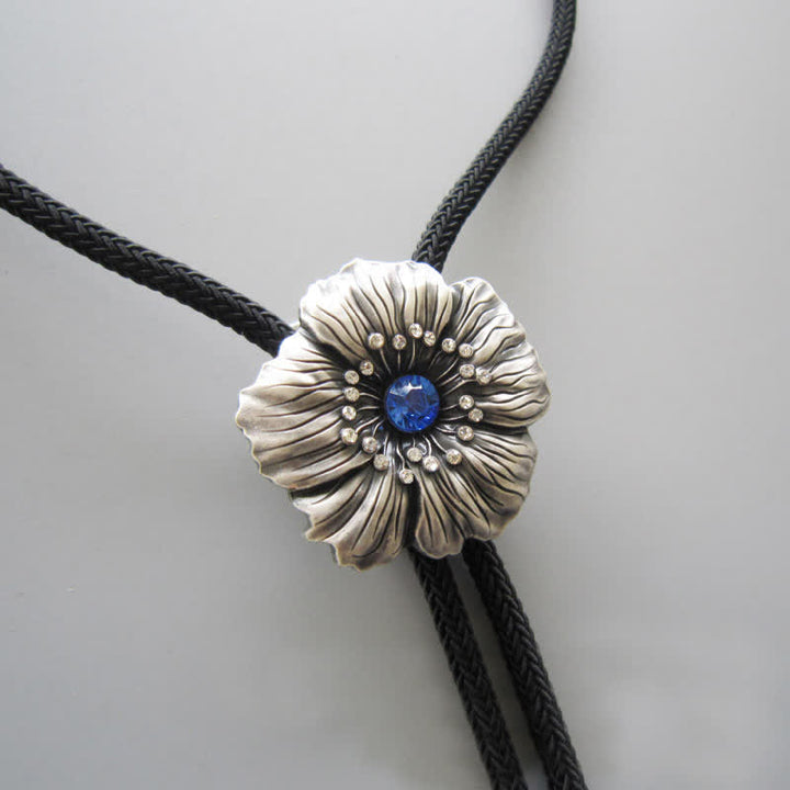 Cravatta Bolo a forma di fiore con strass di cristallo finto blu - image 3
