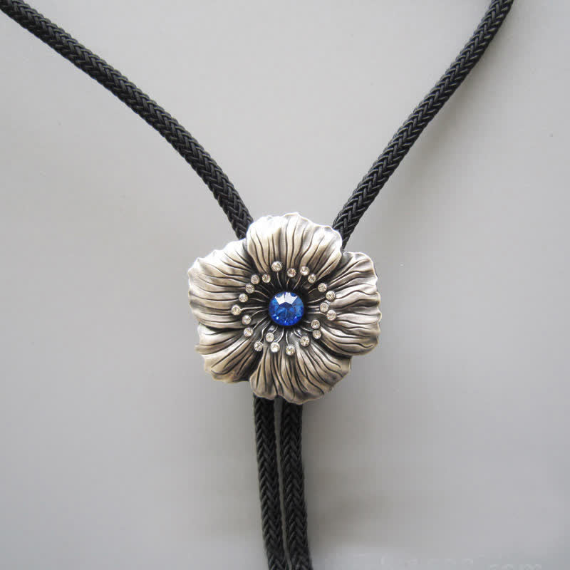 Cravatta Bolo a forma di fiore con strass di cristallo finto blu - image 2