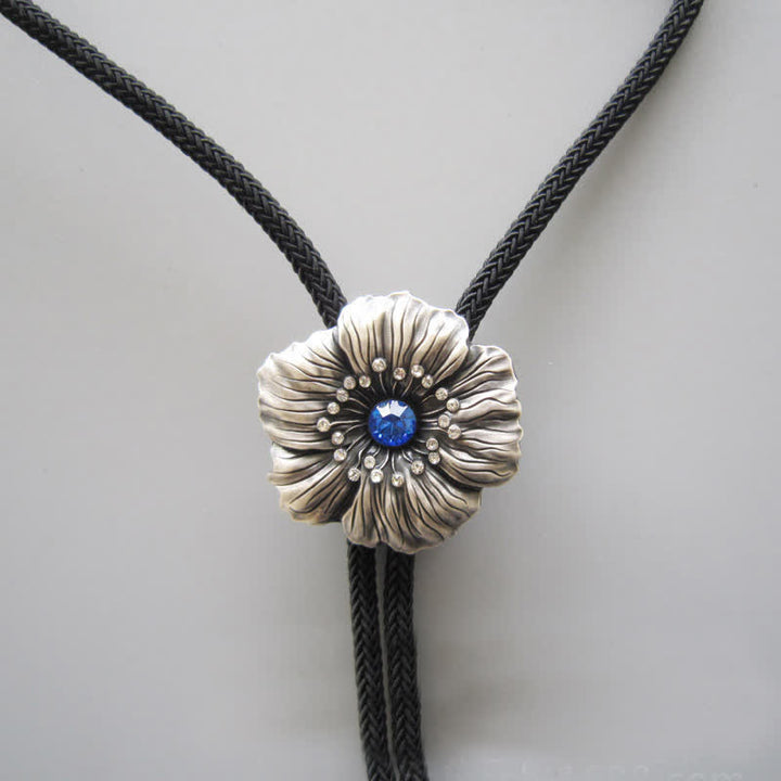 Cravatta Bolo a forma di fiore con strass di cristallo finto blu - image 2