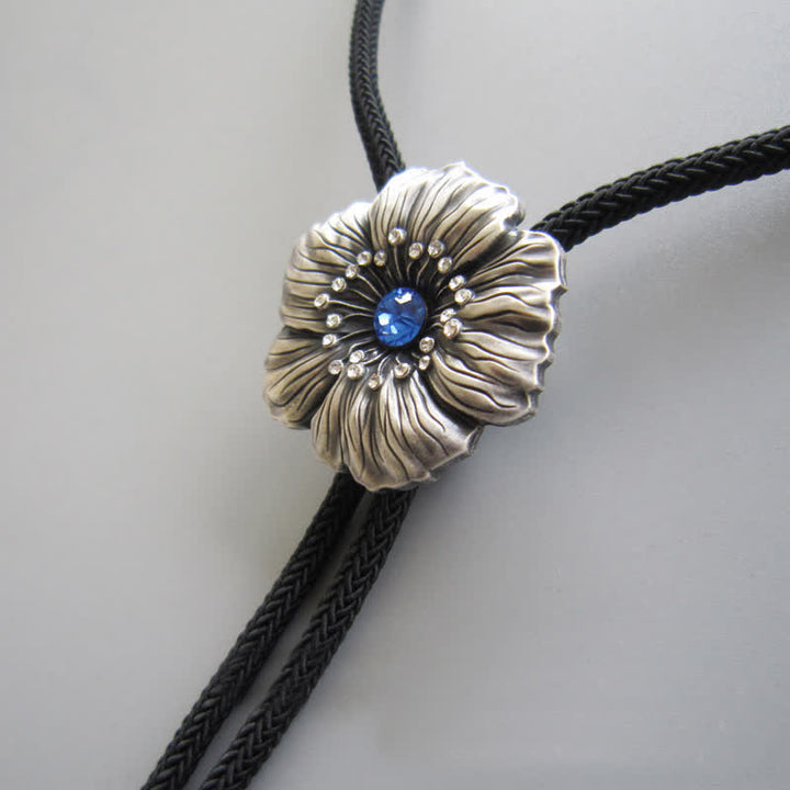 Cravatta Bolo a forma di fiore con strass di cristallo finto blu - Argento antico e blu - image 0