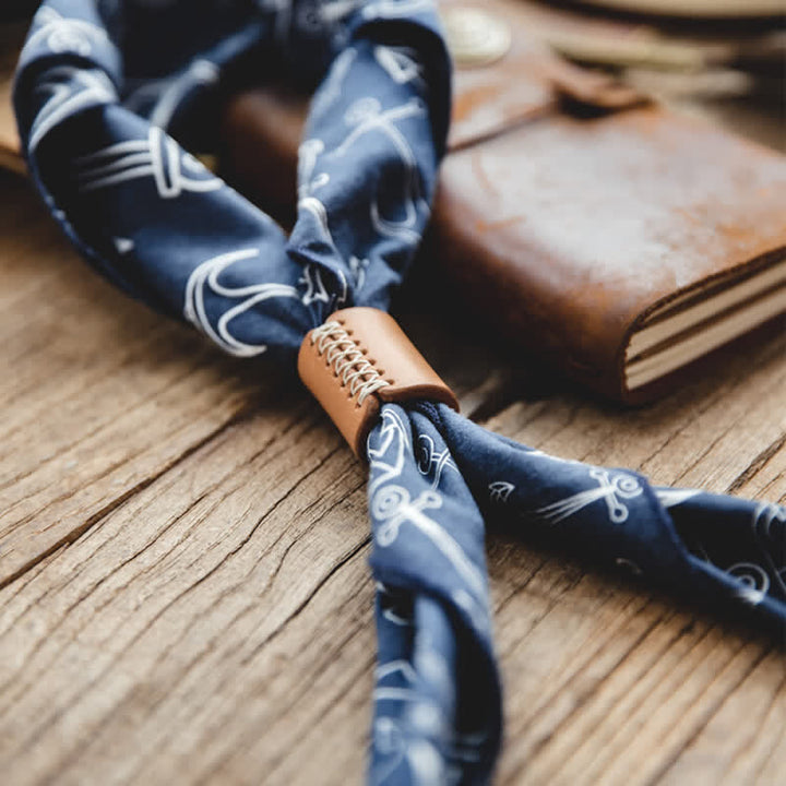Sciarpa quadrata blu navy con fibbia in pelle - image 1