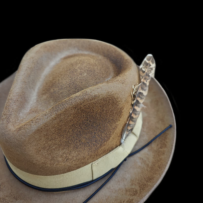 Cappello da cowboy in feltro con decorazione di piume invecchiate color cammello - image 5