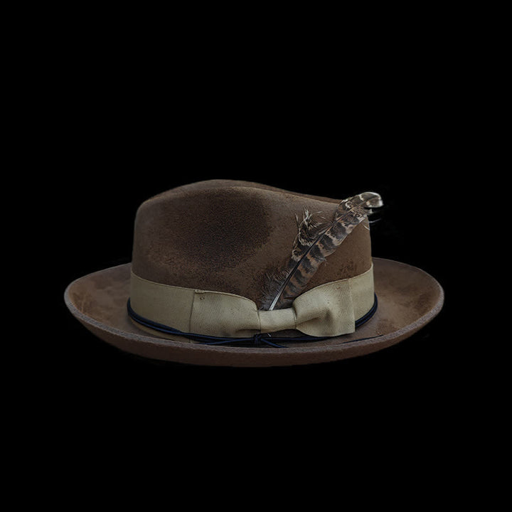 Cappello da cowboy in feltro con decorazione di piume invecchiate color cammello - image 1