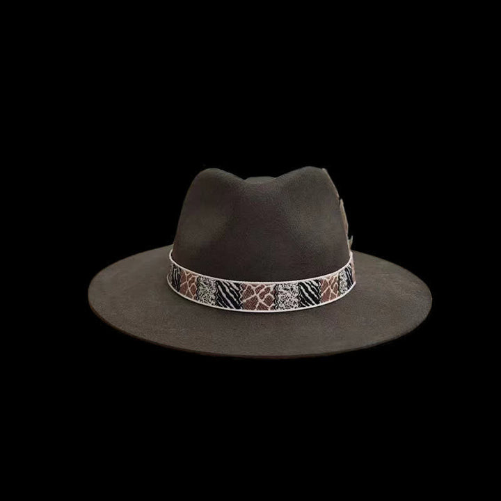 Fascia con design esotico verde scuro e cappello da cowboy con piume - image 1