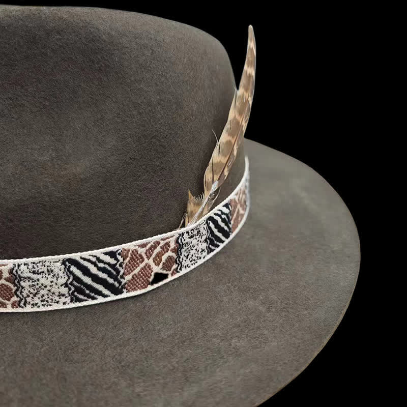 Fascia con design esotico verde scuro e cappello da cowboy con piume - image 5