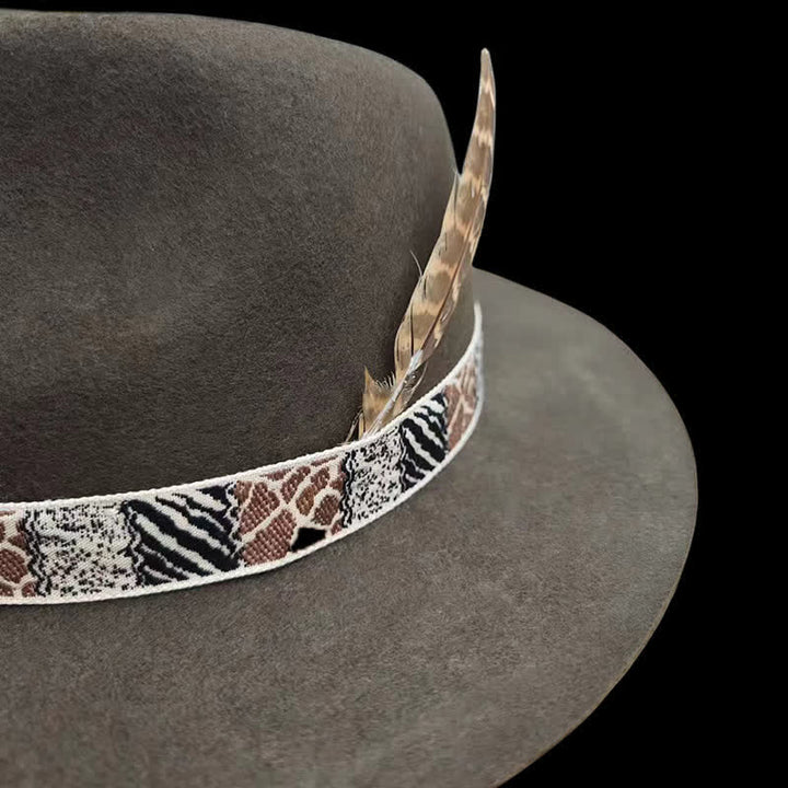 Fascia con design esotico verde scuro e cappello da cowboy con piume - image 5