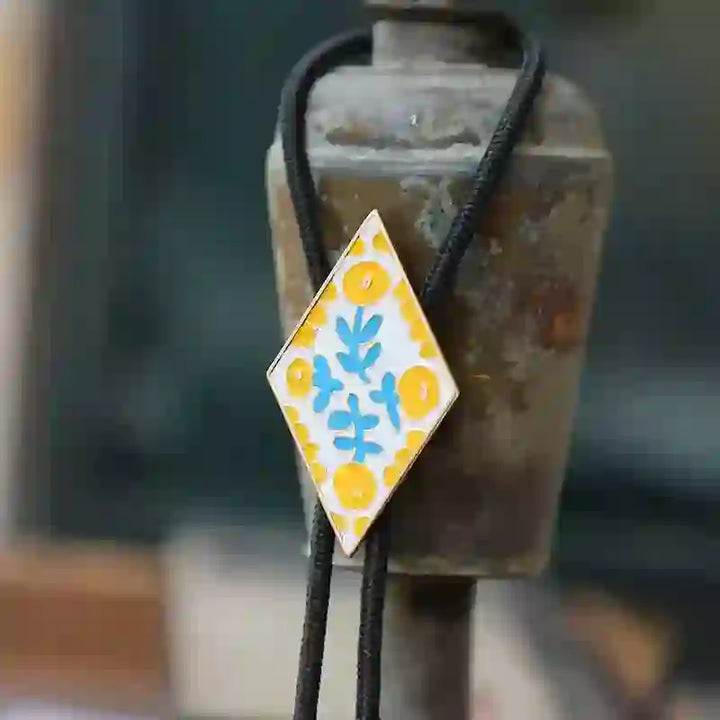 Cravatta Bolo con piccolo fiore colorato e rombo retrò - Giallo - Corda - image 10