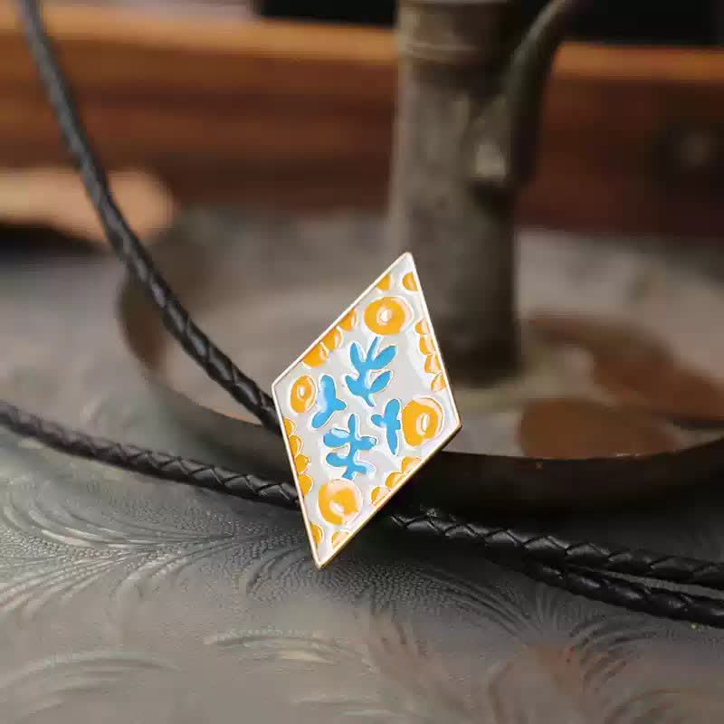 Cravatta Bolo con piccolo fiore colorato e rombo retrò - Giallo - Pelle PU - image 13