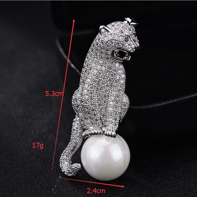 Spilla decorativa unisex con perle finte e zirconi lucidi leopardati - image 6
