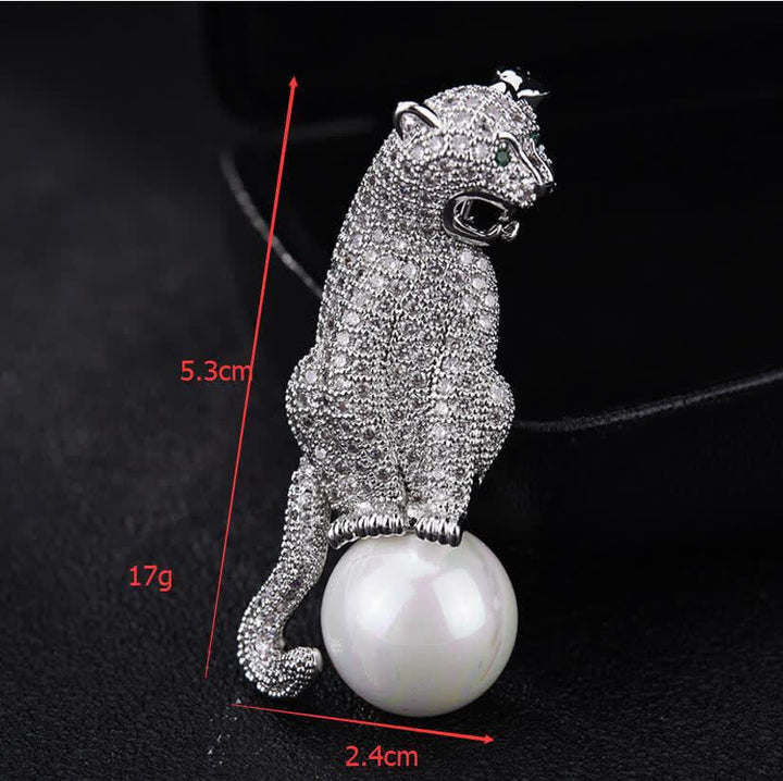 Spilla decorativa unisex con perle finte e zirconi lucidi leopardati - image 6