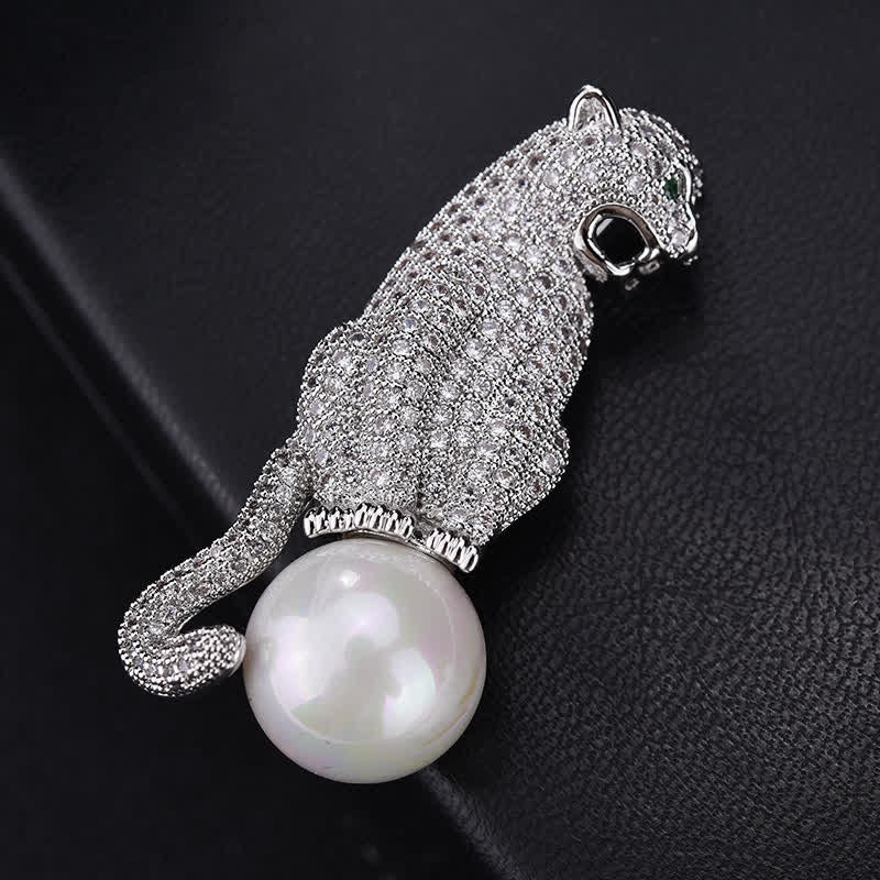 Spilla decorativa unisex con perle finte e zirconi lucidi leopardati - image 1