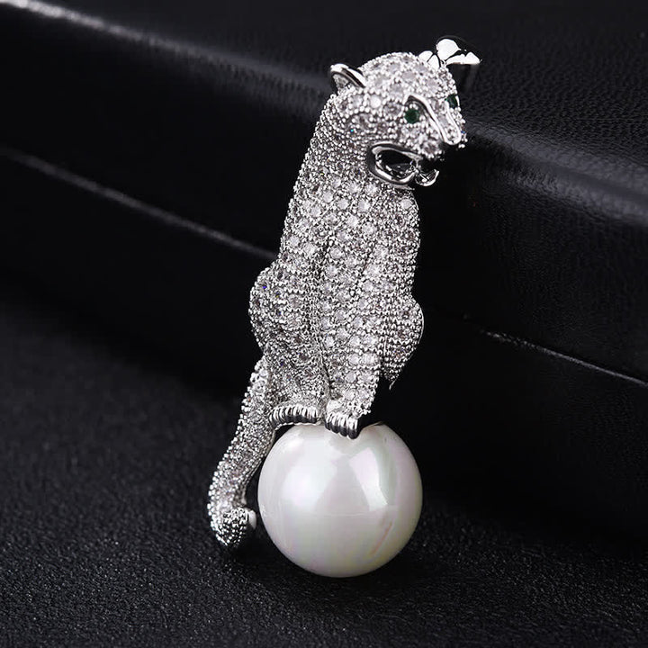 Spilla decorativa unisex con perle finte e zirconi lucidi leopardati - image 3