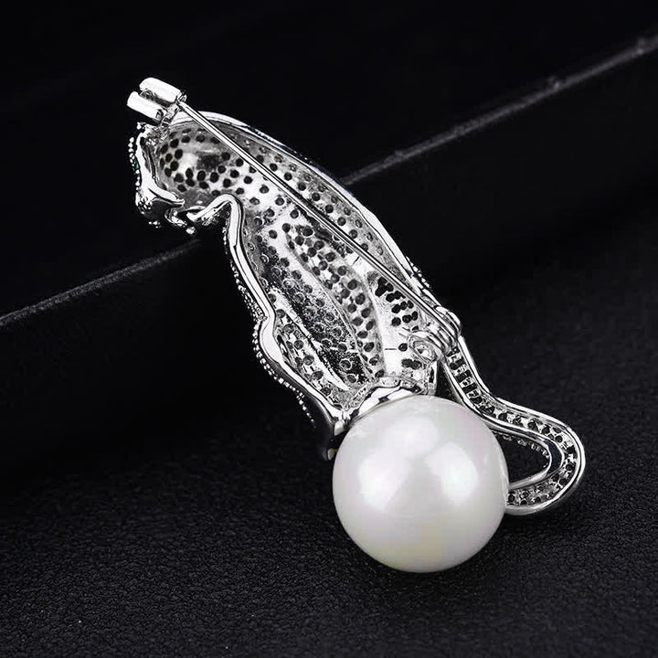 Spilla decorativa unisex con perle finte e zirconi lucidi leopardati - image 2