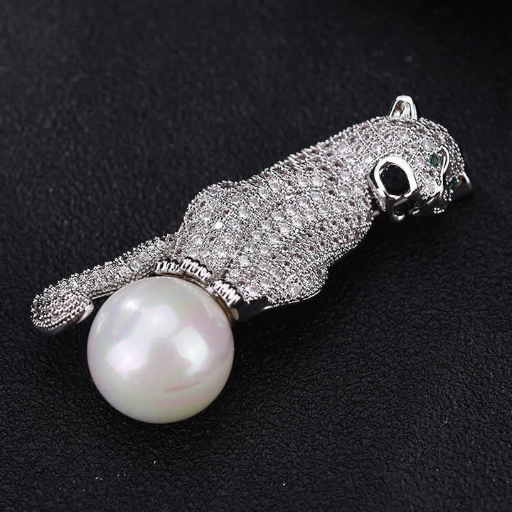 Spilla decorativa unisex con perle finte e zirconi lucidi leopardati - image 4