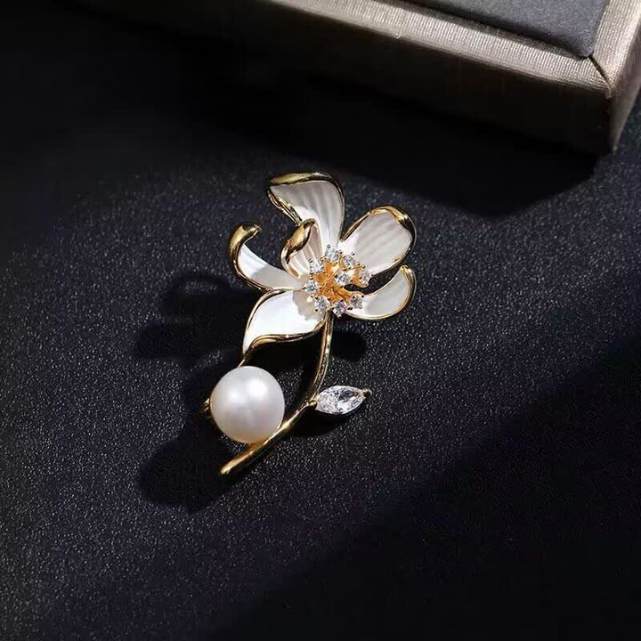 Spilla classica da donna con perle finte a forma di fiore di loto - Bianco - image 0