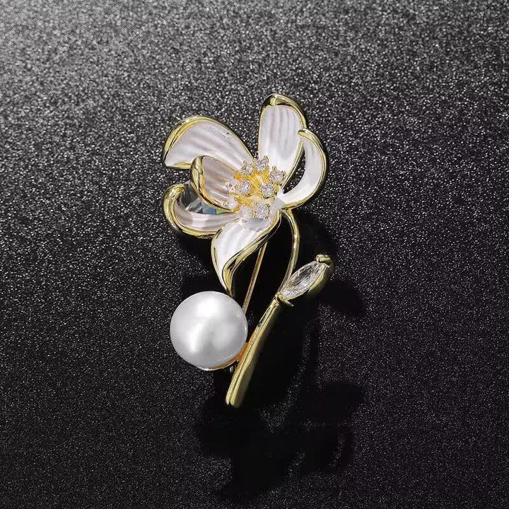 Spilla classica da donna con perle finte a forma di fiore di loto - image 2