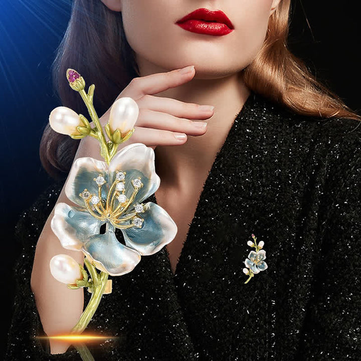 Spilla da donna con fiore di magnolia in smalto blu e perle finte - image 1