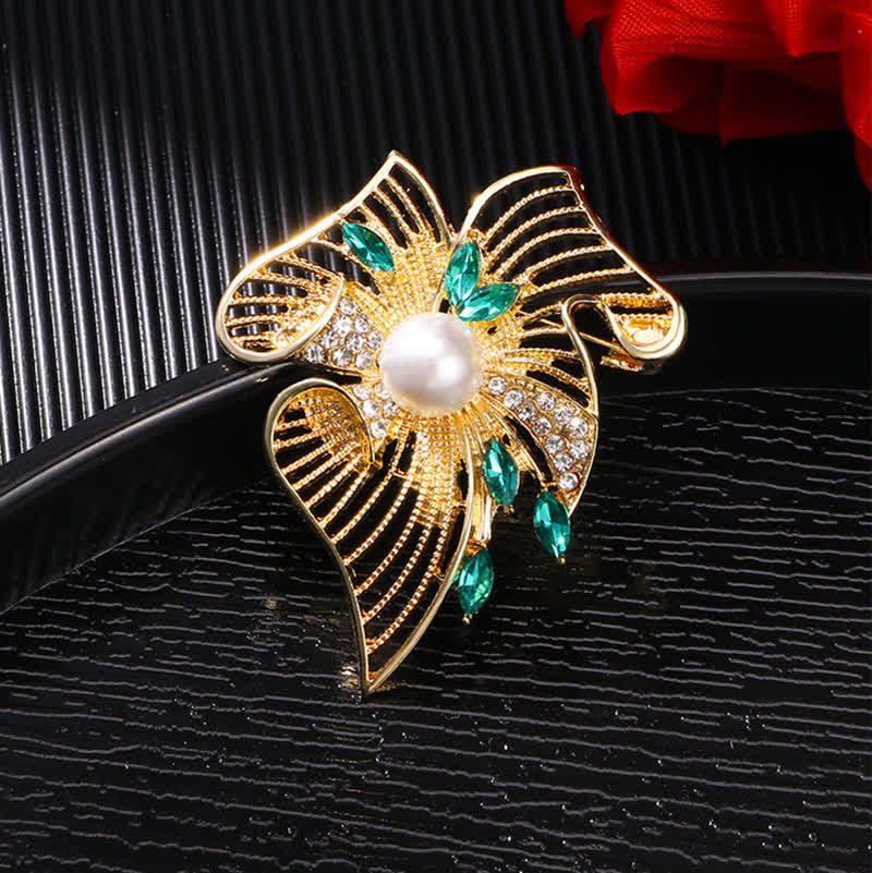 Spilla da donna con perle e strass a foglia cava in oro - image 4
