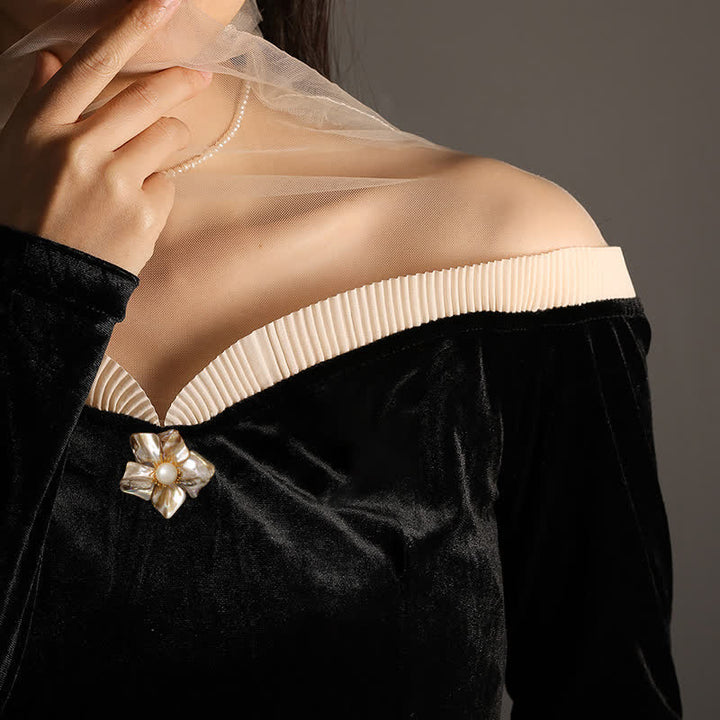 Spilla asimmetrica con fiore di perle barocche da donna - image 1