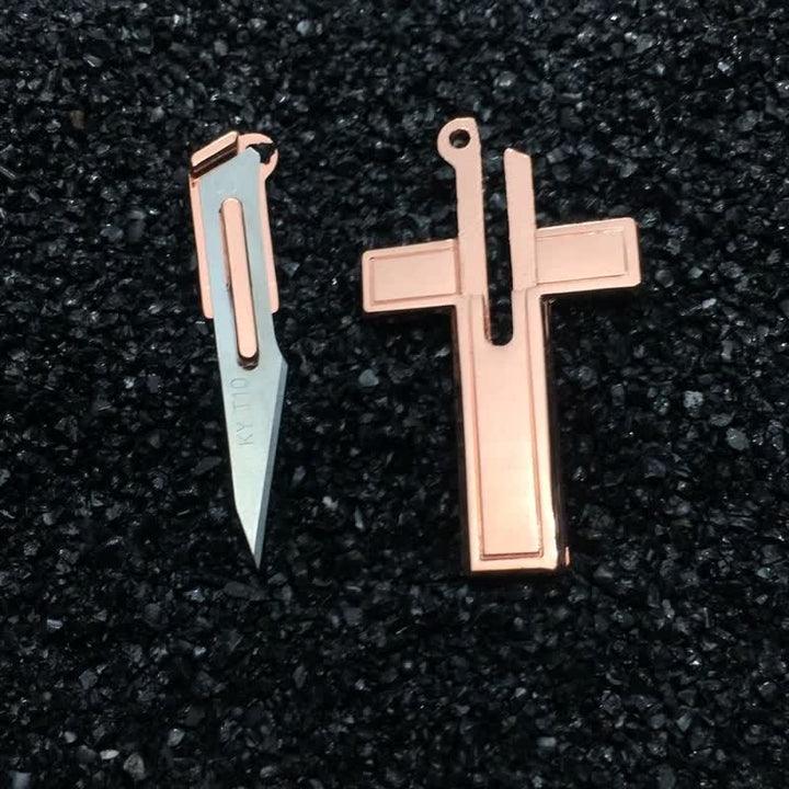 Collana con ciondolo multifunzione a forma di mini croce e coltello nascosto - image 5
