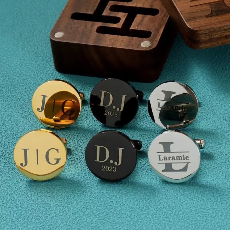 Set di gemelli in legno per matrimonio da uomo con superficie a scatola e incisione personalizzata - image 1