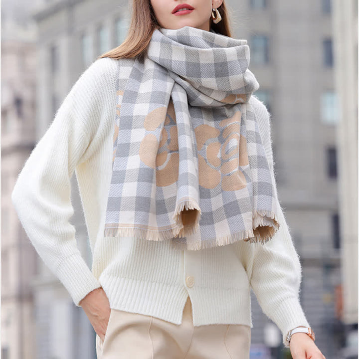 Sciarpa unisex con stampa floreale grande e nappe a quadri - image 8