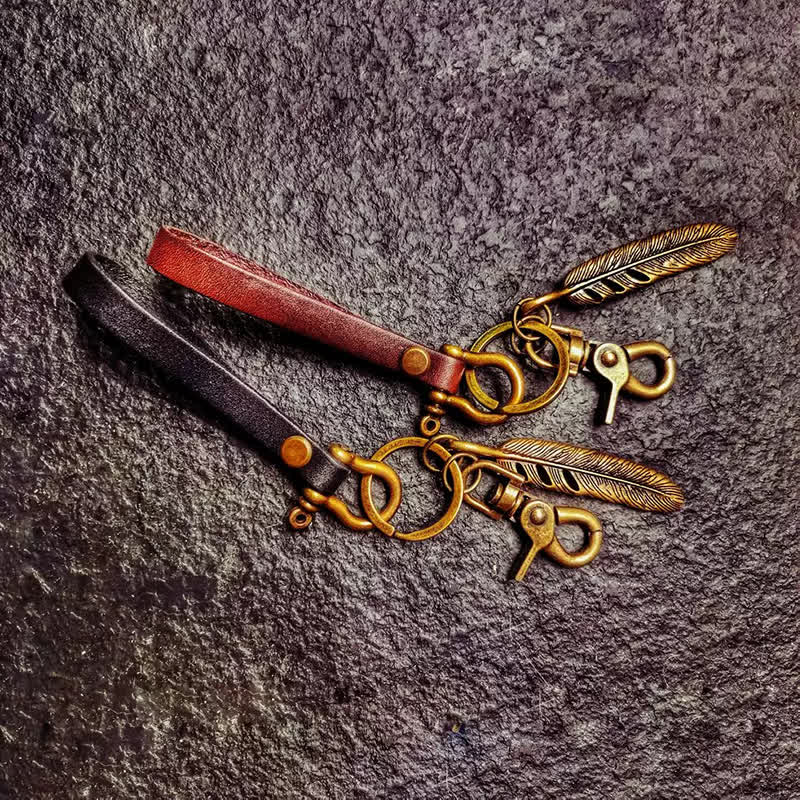 Portachiavi in pelle con decorazione per motocicletta con piume retrò - image 1