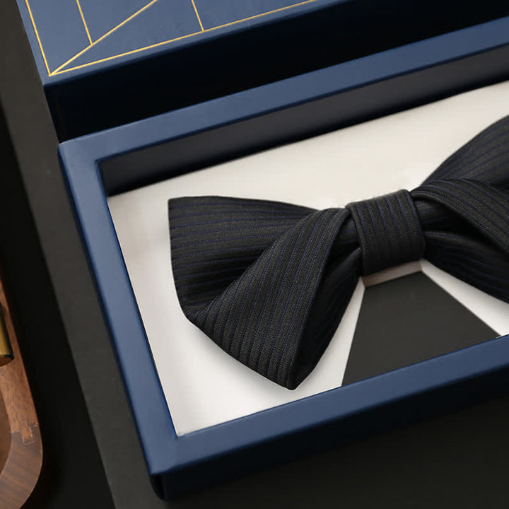 Papillon da uomo in twill nero sottile a righe blu navy - image 1