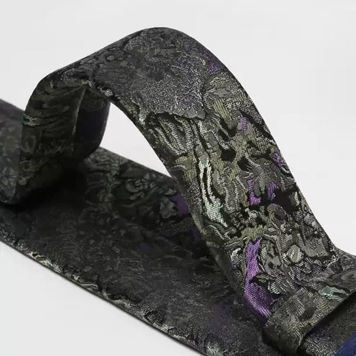 Cravatta da uomo in pura seta con motivo astratto delicato viola e grigio - image 6