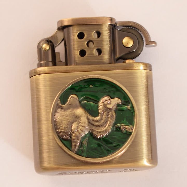 Accendino a cherosene ricaricabile con motivo animale smaltato in bronzo antico - Cammello verde - image 1