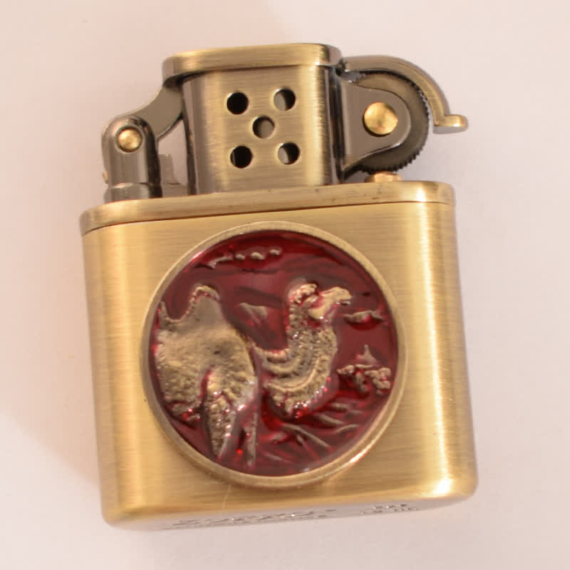 Accendino a cherosene ricaricabile con motivo animale smaltato in bronzo antico - Cammello rosso - image 8