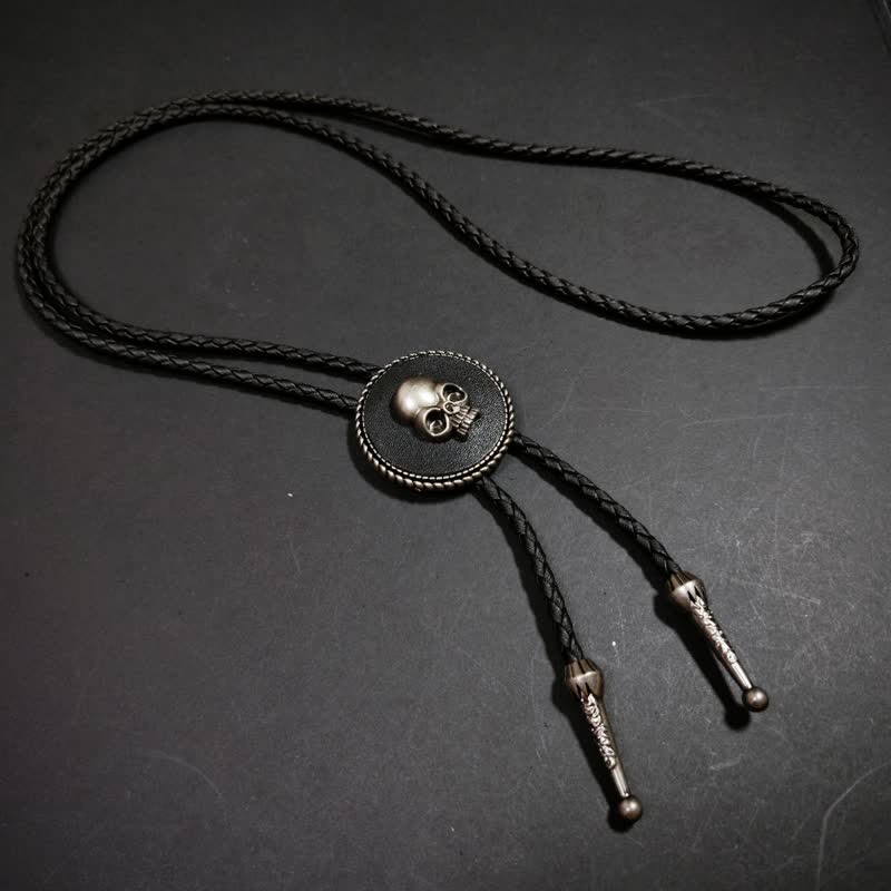 Cravatta Bolo con ciondolo a forma rotonda e motivo teschio 3D - Nero - image 1