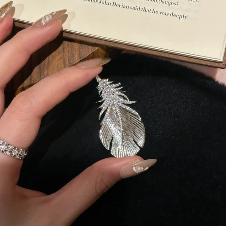 Spilla con ciondolo a forma di piuma con strass lucidi da donna - image 6